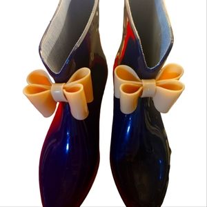 Cute vintage rain boot with bow size 8